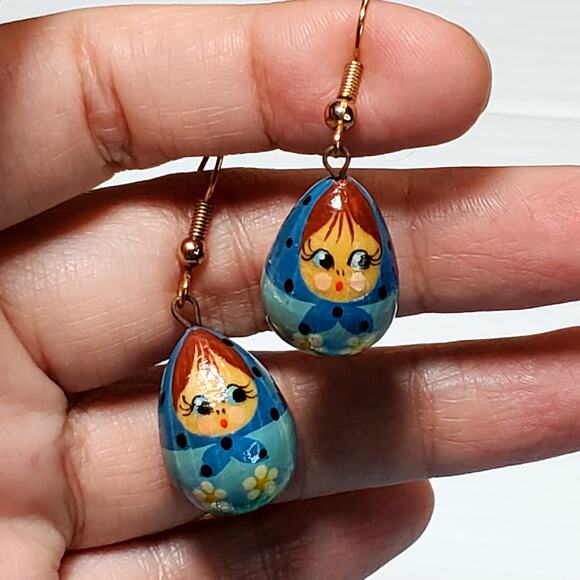 Hand Painted Wood Matryoshka Russian Small Nesting Doll Dangle Earrings 1.5" - Picture 1 of 5